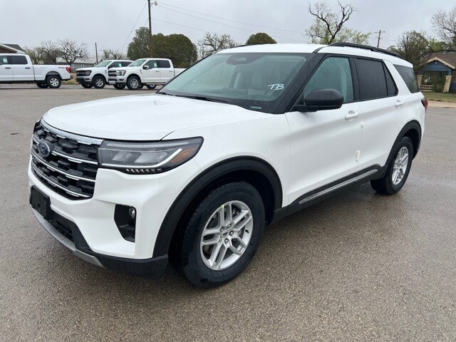 2025 Ford Explorer photo 3