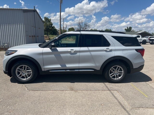 2025 Ford Explorer photo 4