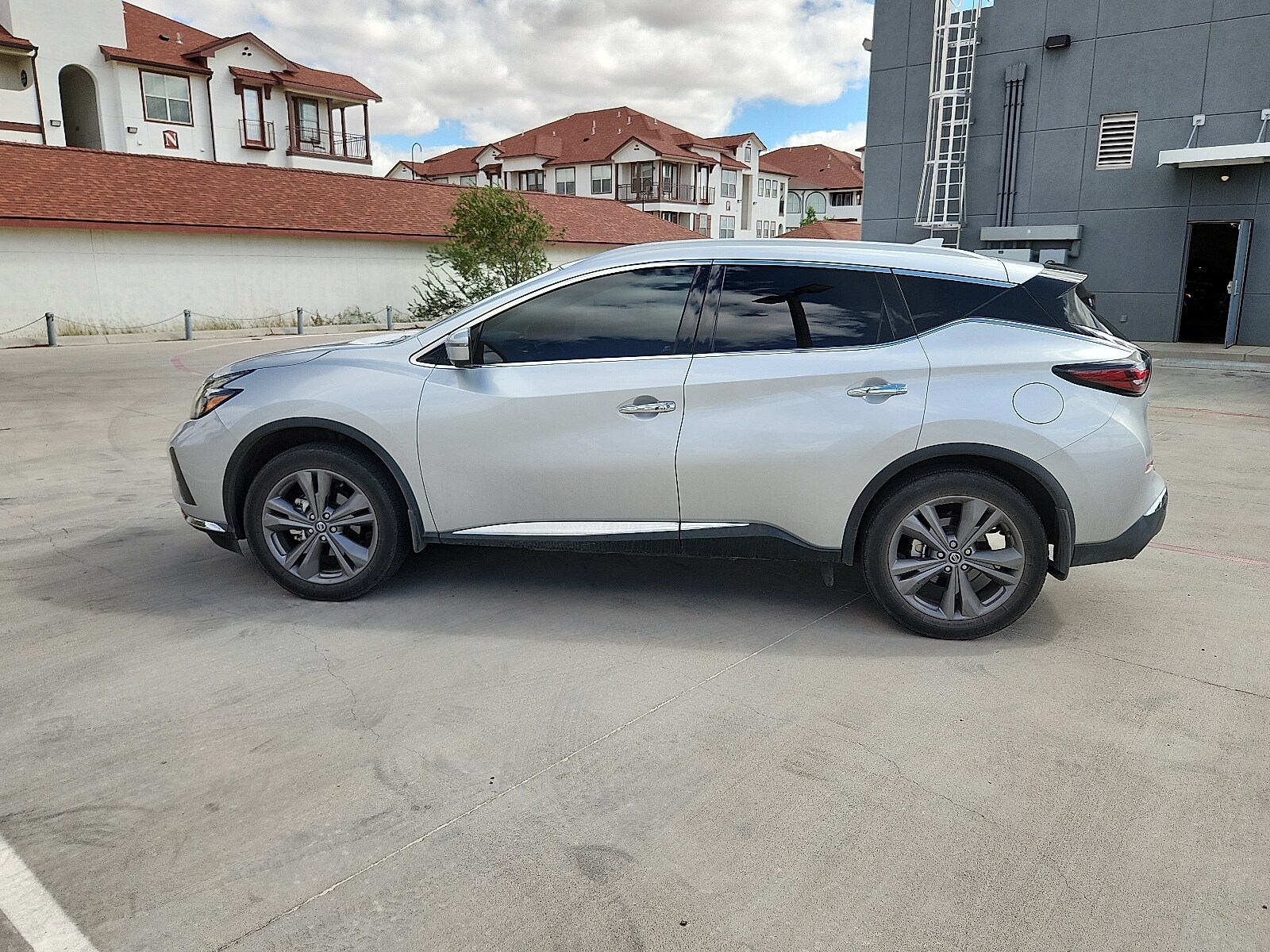 2021 Nissan Murano Platinum photo 2