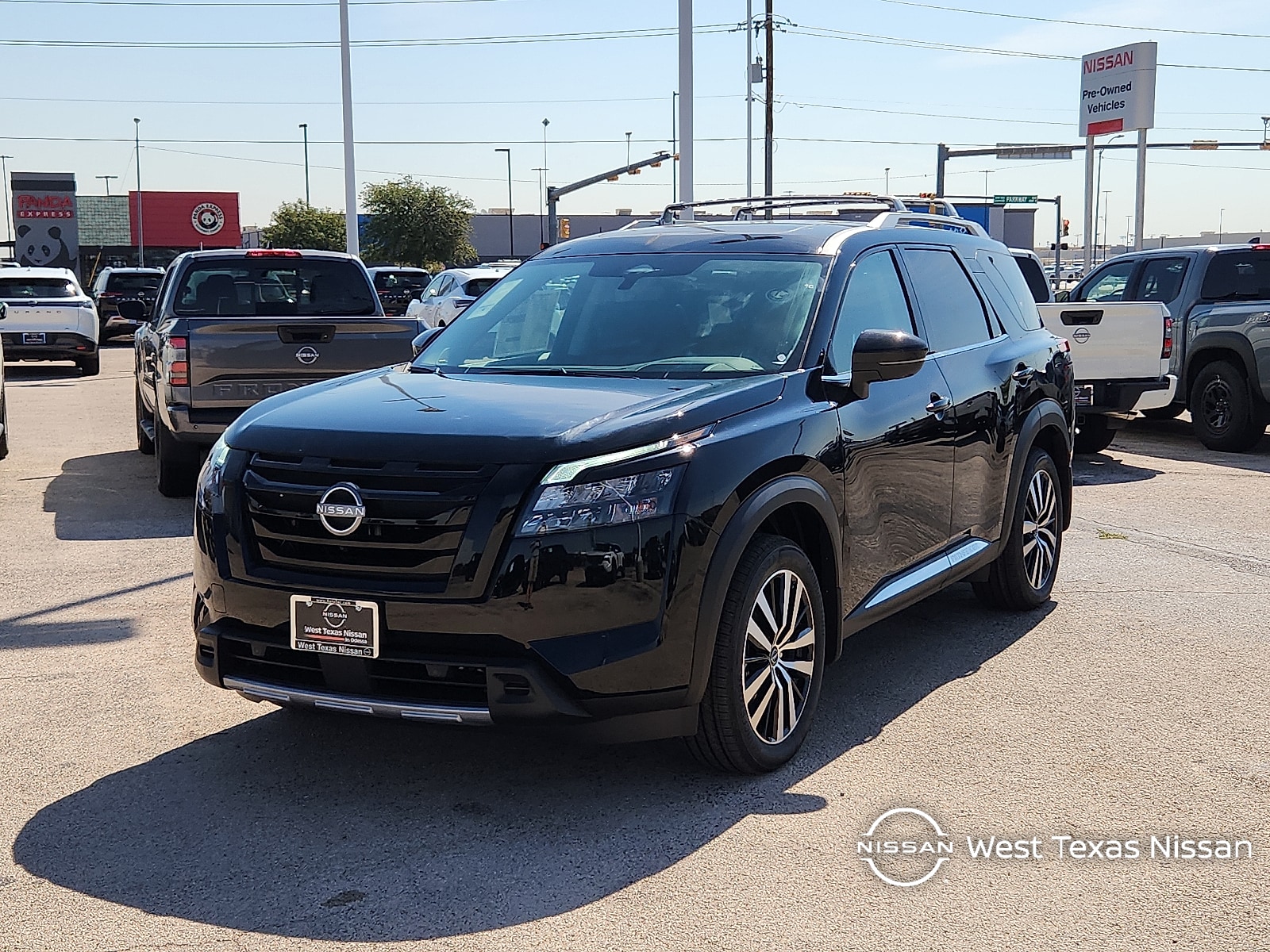 2025 Nissan Pathfinder Platinum's photo