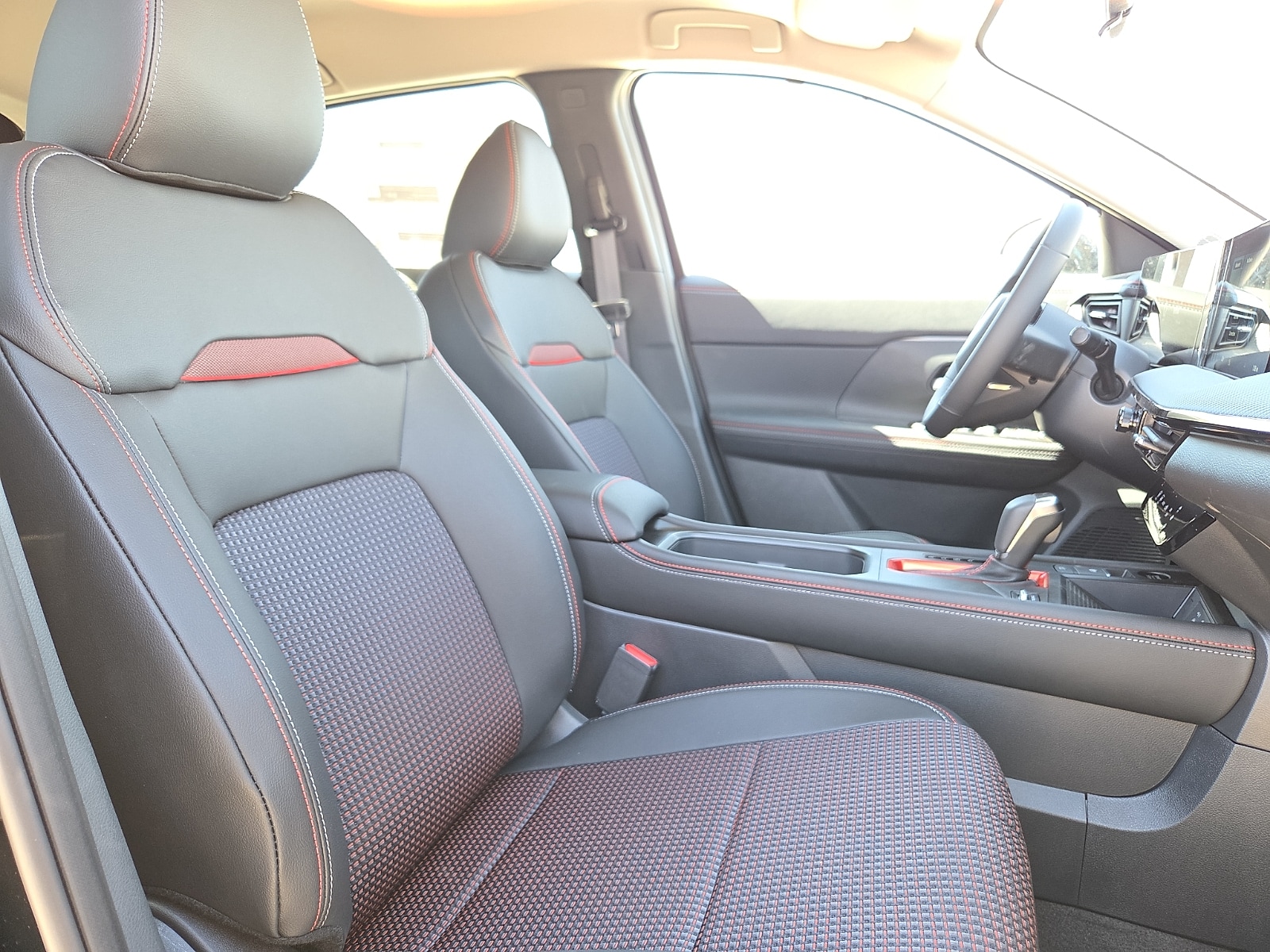 2026 Nissan KICKS SR - Photo 9