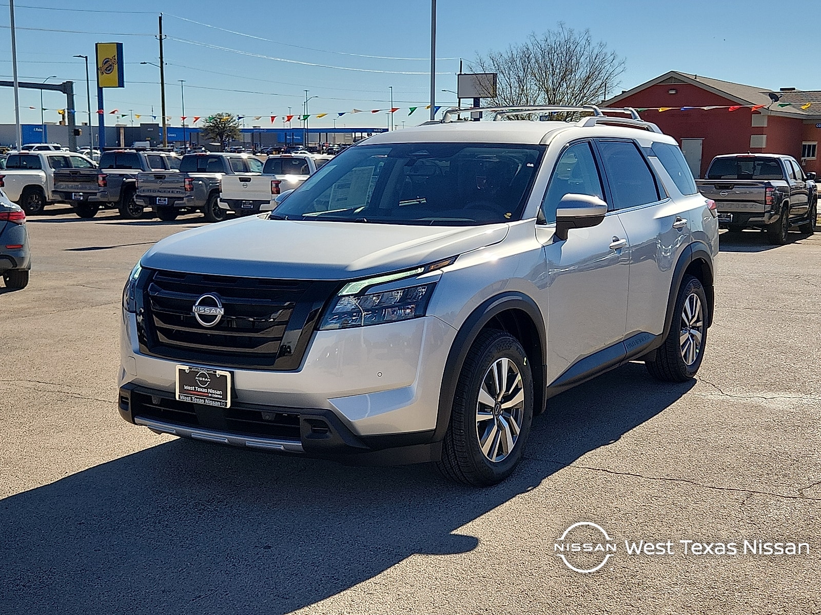 2025 Nissan Pathfinder SL's photo