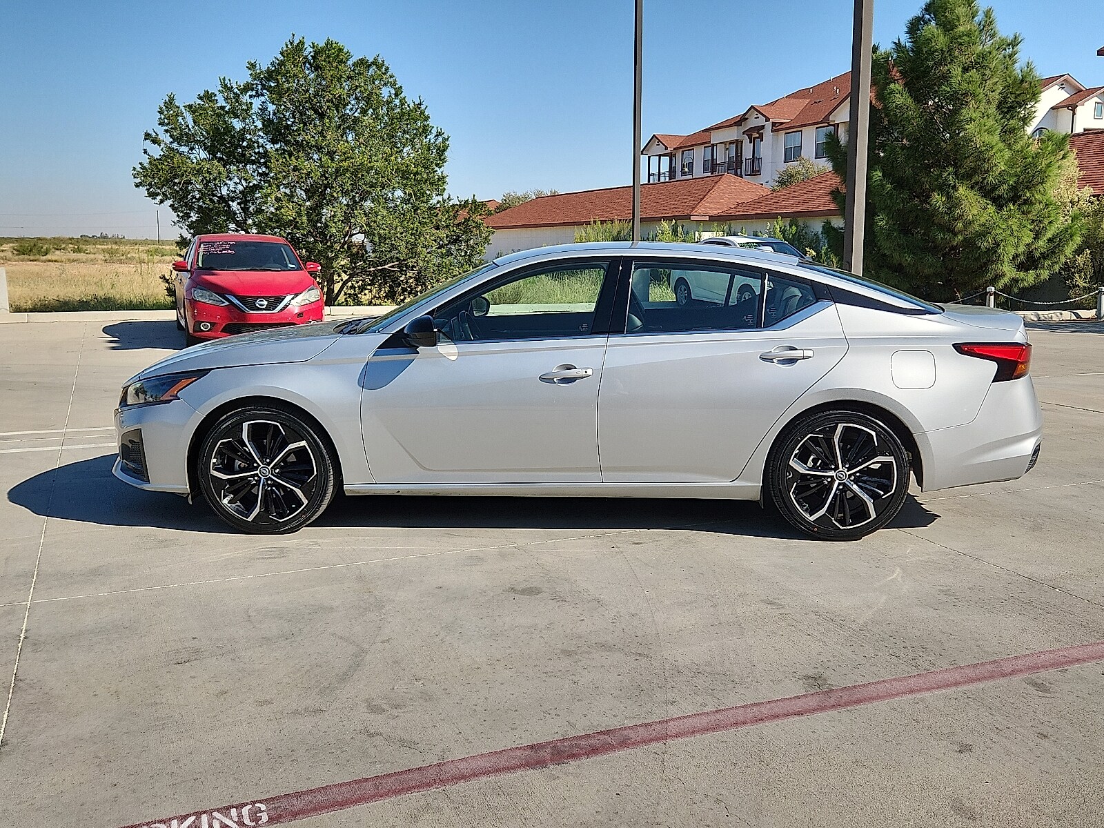 2024 Nissan Altima 2.5 SR photo 2