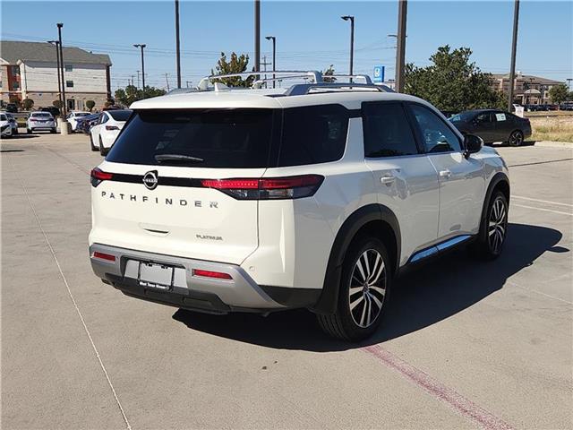 2024 Nissan Pathfinder Platinum photo 2