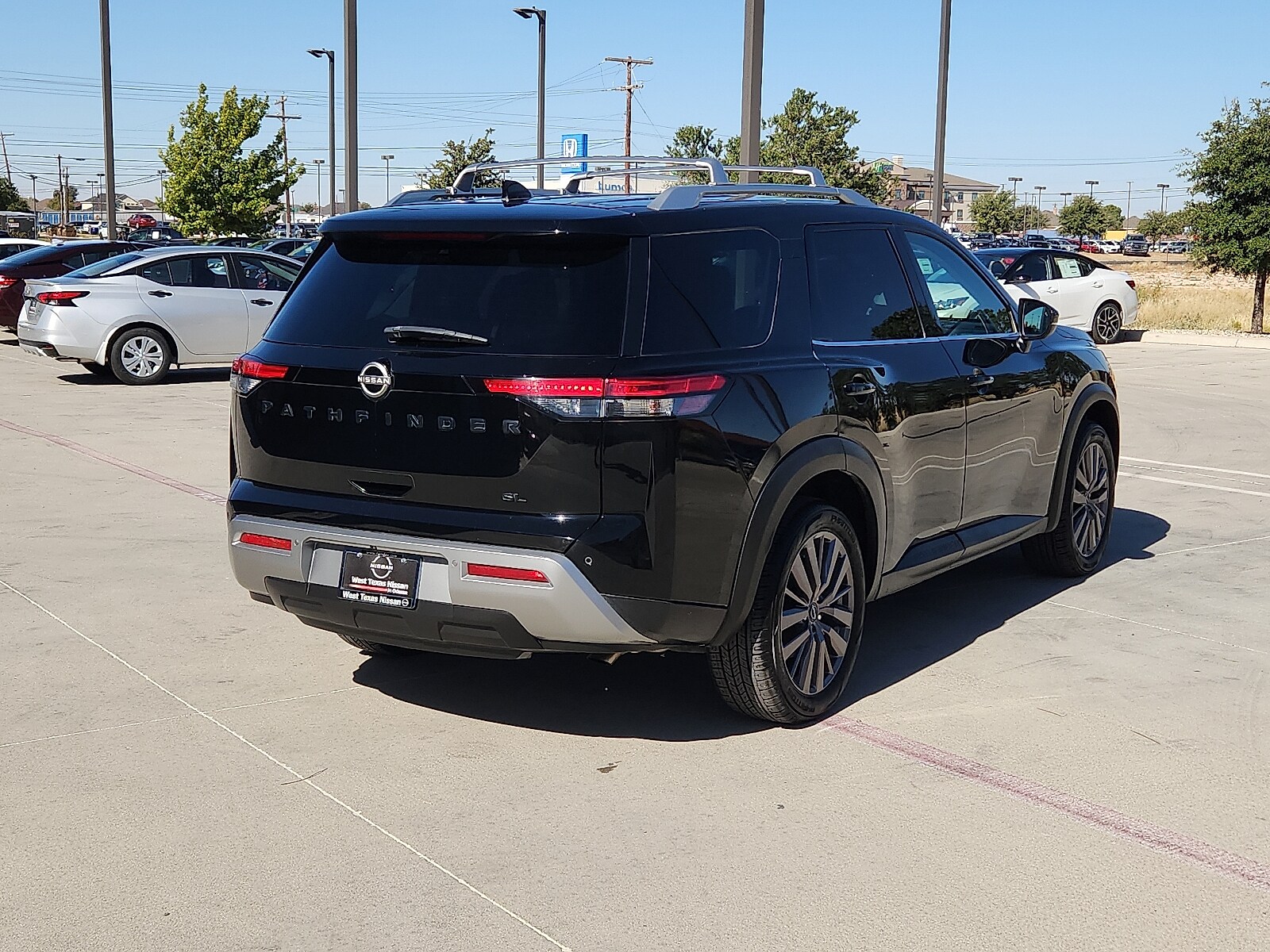 2023 Nissan Pathfinder SL photo 4