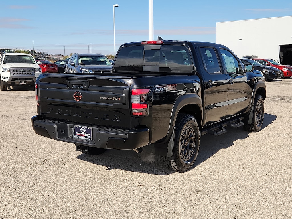 New 2026 Nissan Frontier PRO-4X w/R Package 4x4 Crew Cab 5 ft. box 126 in.