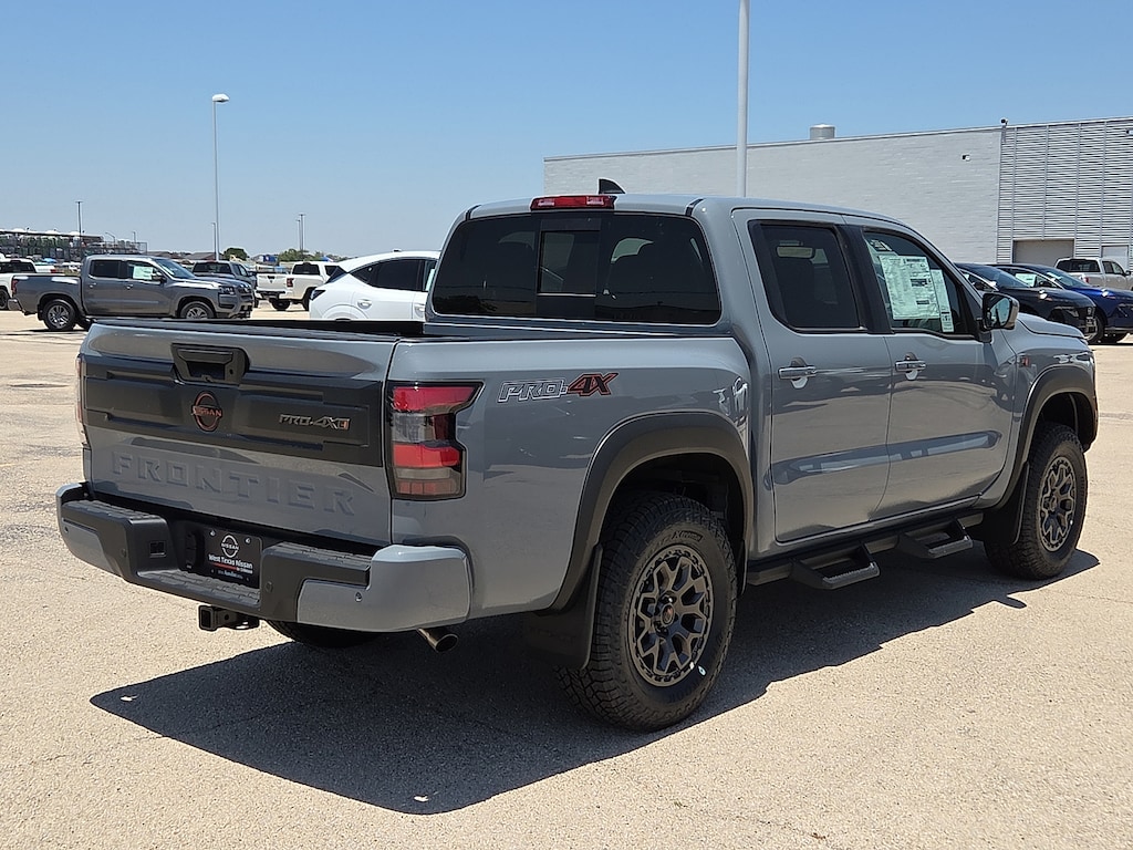 New 2026 Nissan Frontier PRO-4X w/R Package 4x4 Crew Cab 5 ft. box 126 in.