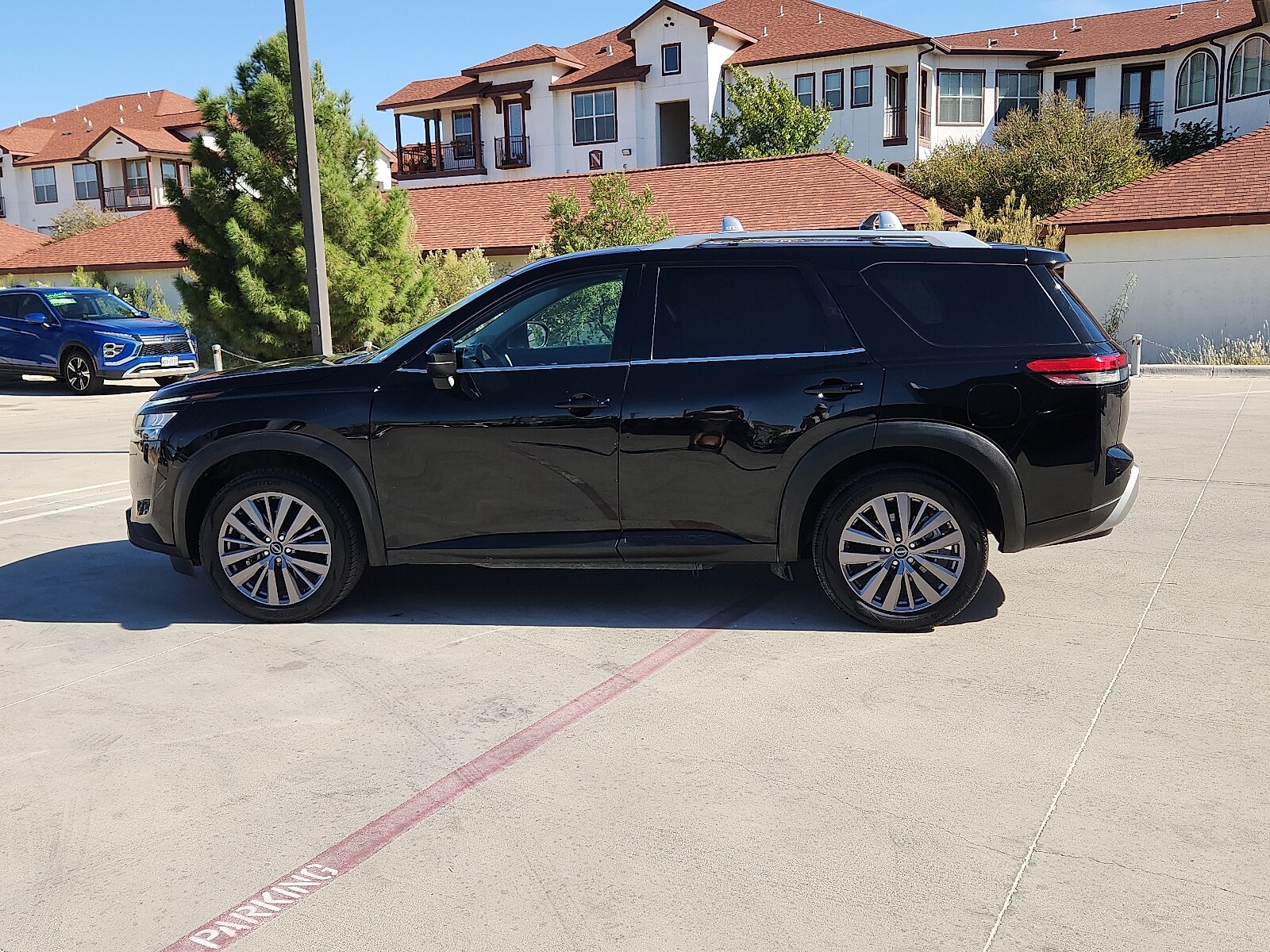 2023 Nissan Pathfinder SL photo 2