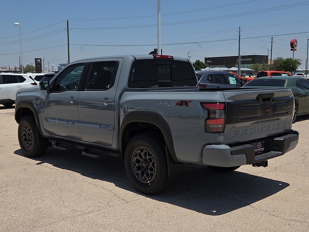 New 2026 Nissan Frontier PRO-4X w/R Package 4x4 Crew Cab 5 ft. box 126 in.