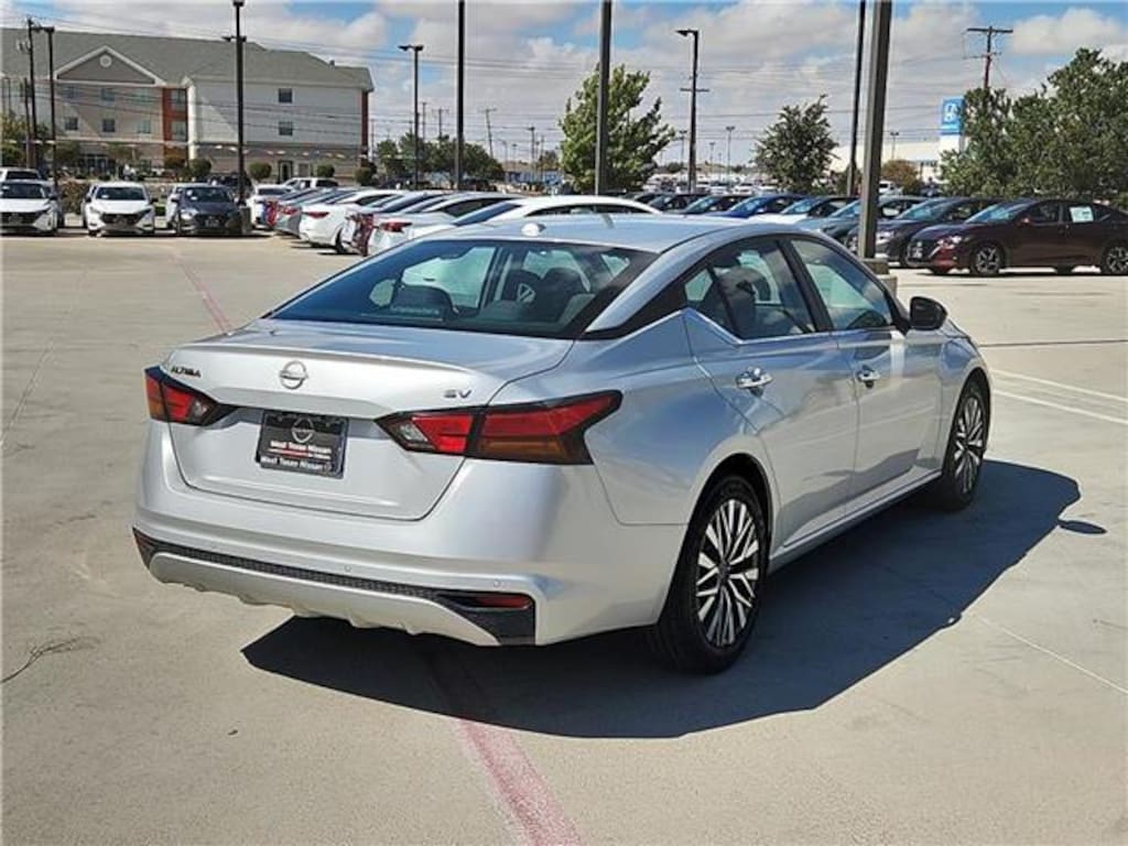 Used 2024 Nissan Altima 2.5 SV