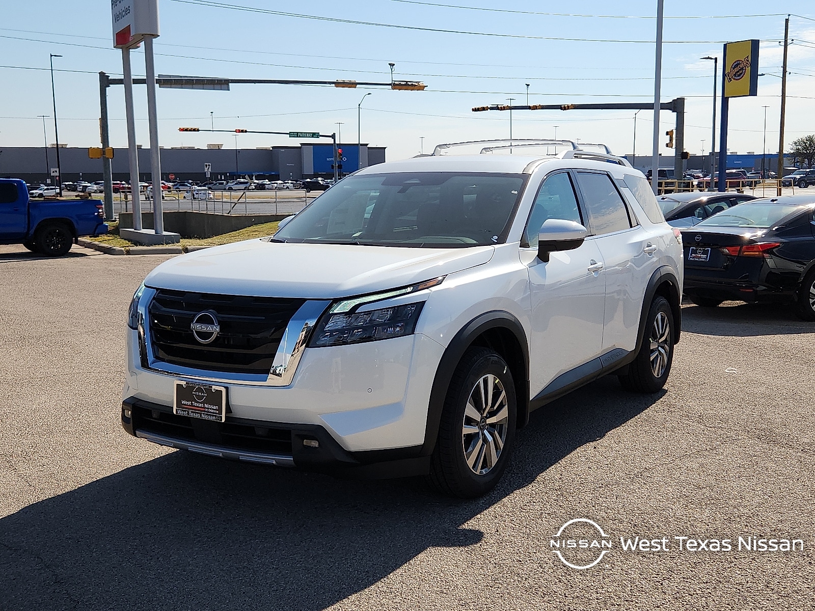 2025 Nissan Pathfinder SL's photo