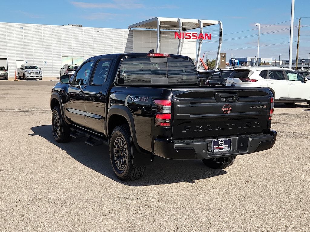 New 2026 Nissan Frontier PRO-4X w/R Package 4x4 Crew Cab 5 ft. box 126 in.