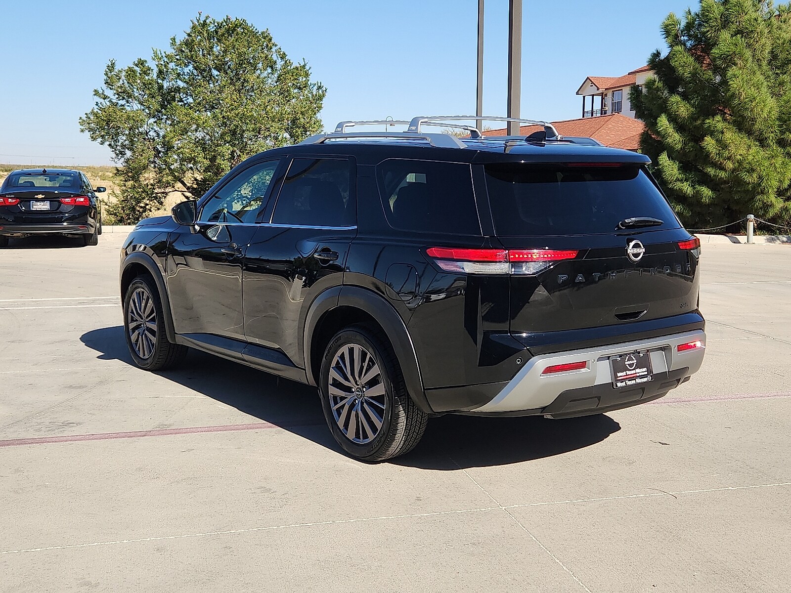 2023 Nissan Pathfinder SL photo 3