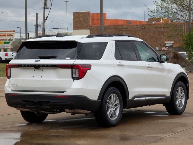 2025 Ford Explorer photo 3