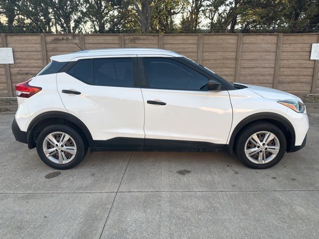2019 Nissan Kicks S photo 2