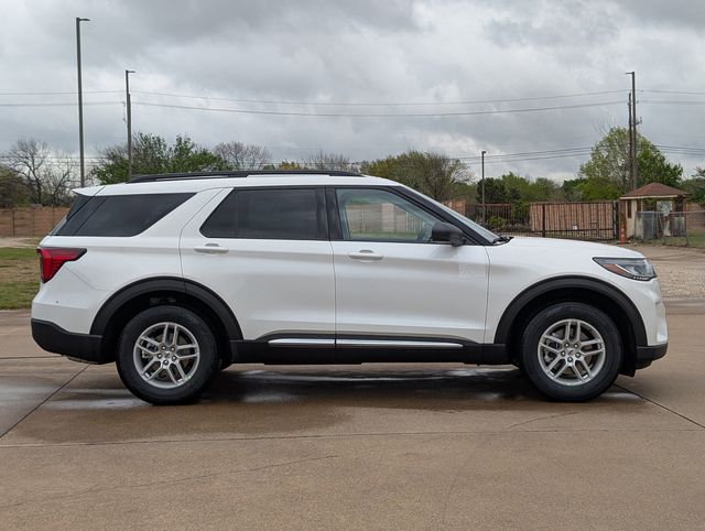 2025 Ford Explorer photo 2