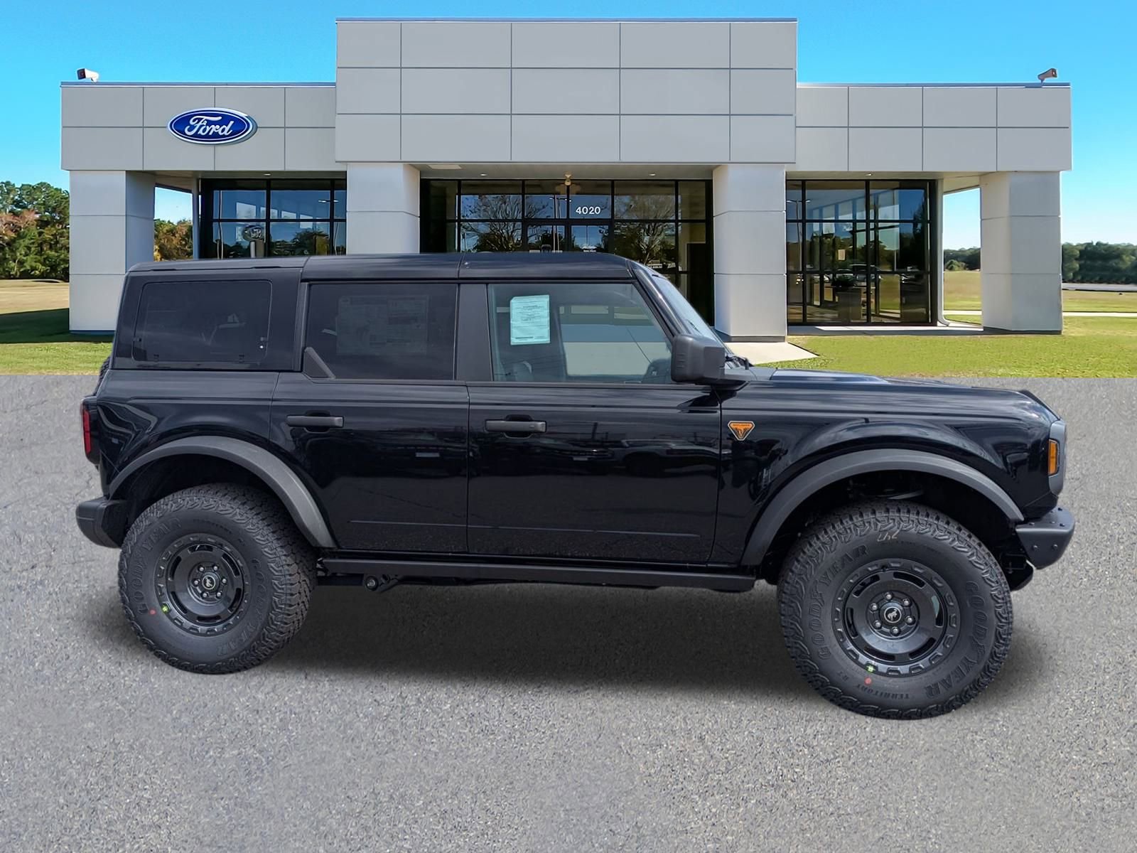 2025 Ford Bronco Badlands photo 2