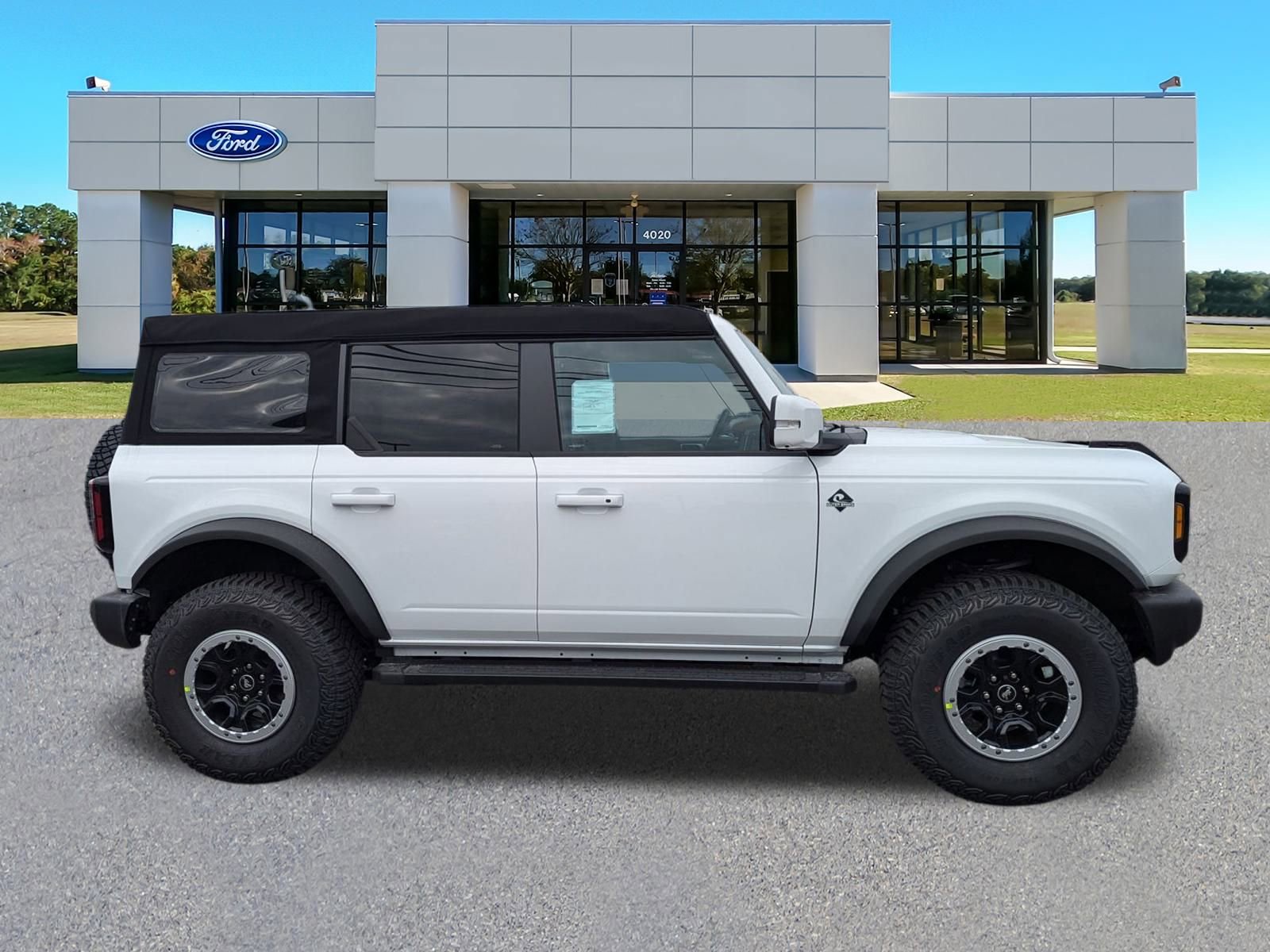 2024 Ford Bronco Outer Banks photo 3