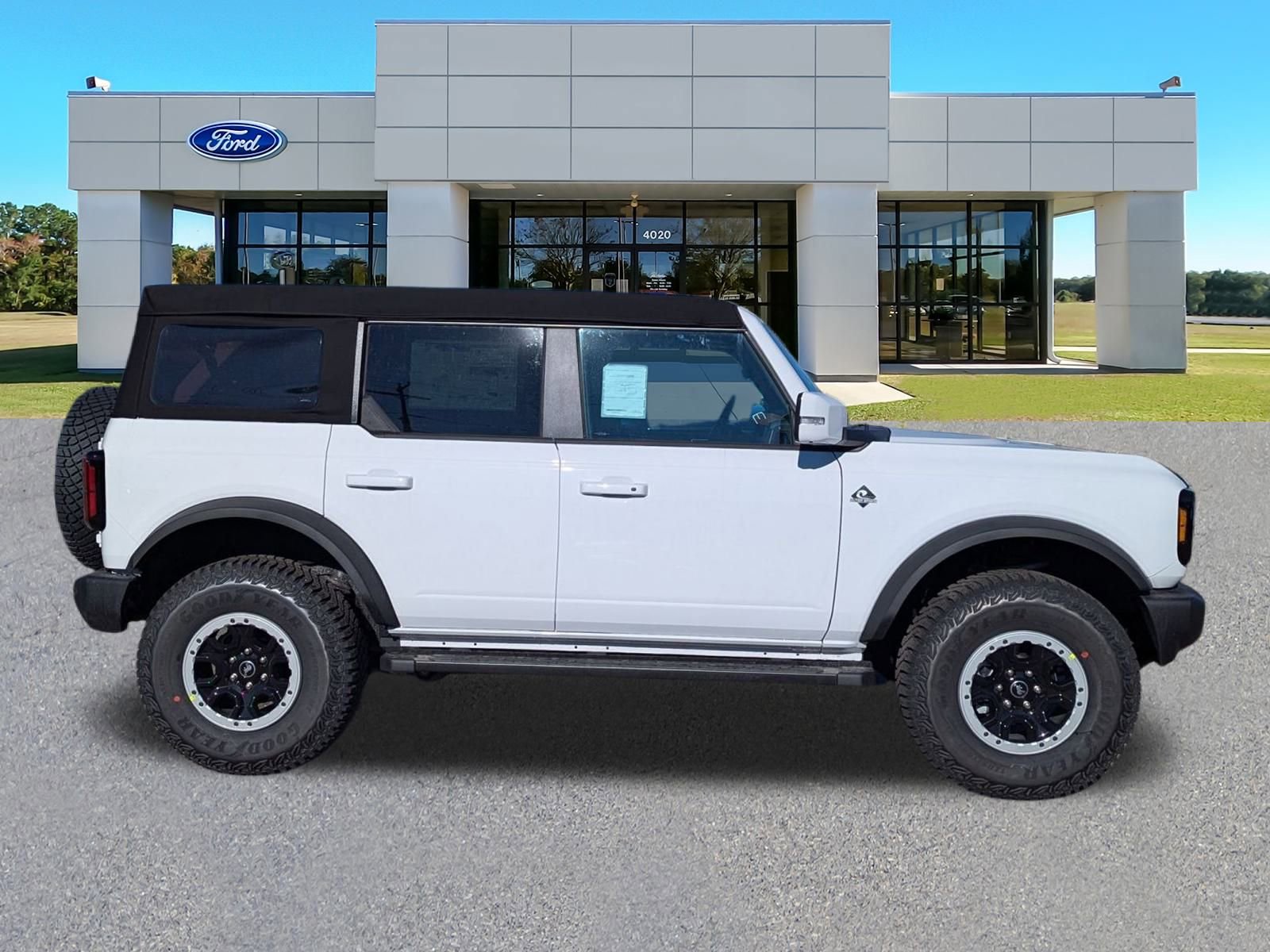2024 Ford Bronco Outer Banks photo 2