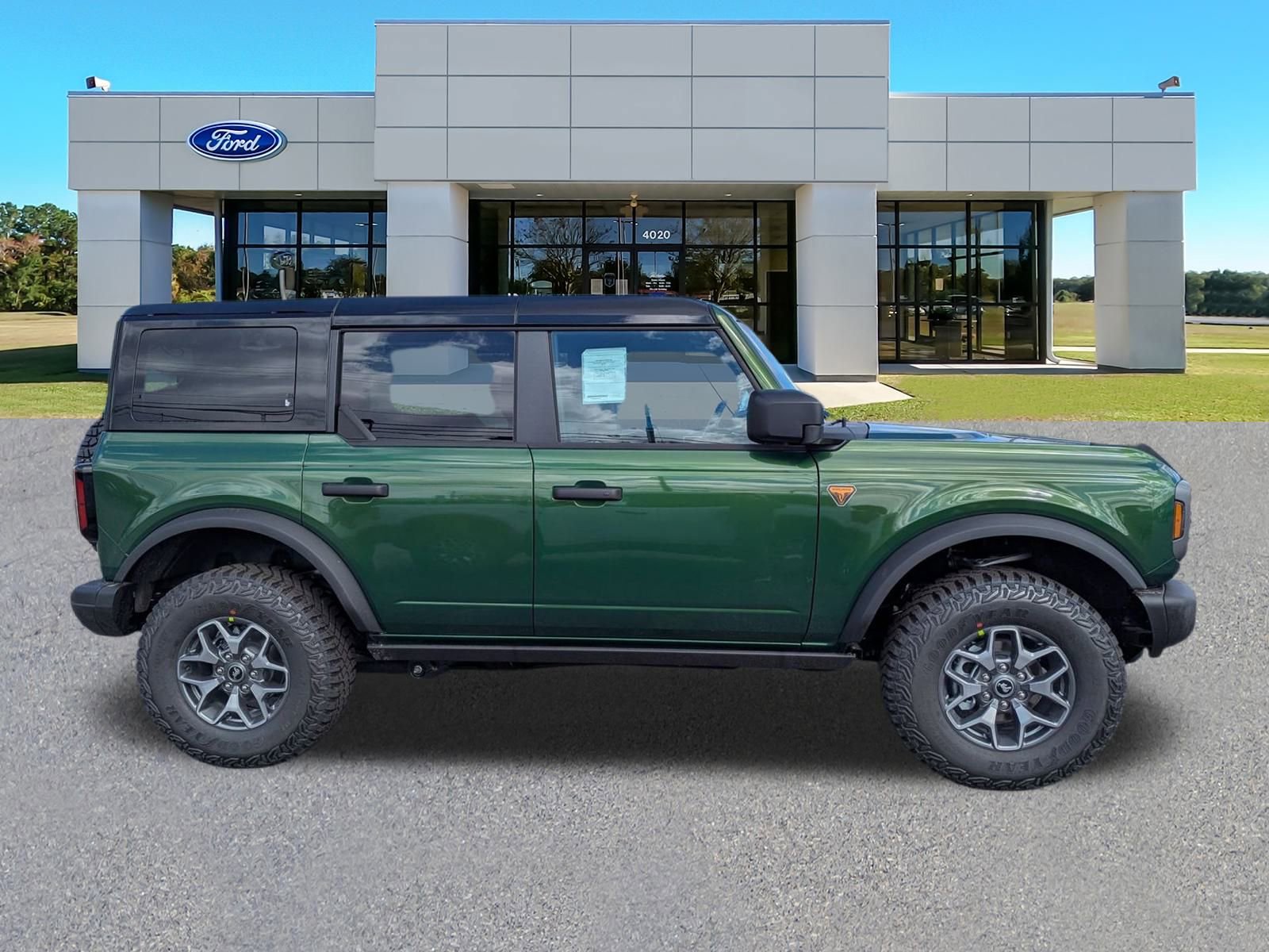 2025 Ford Bronco Badlands photo 2