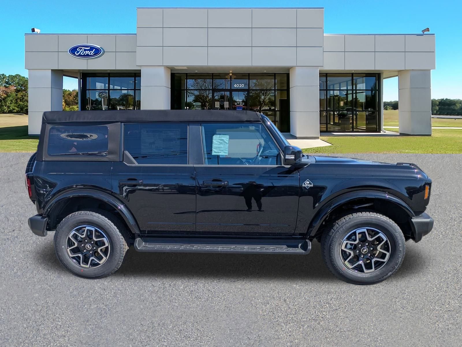 2025 Ford Bronco Outer Banks photo 2