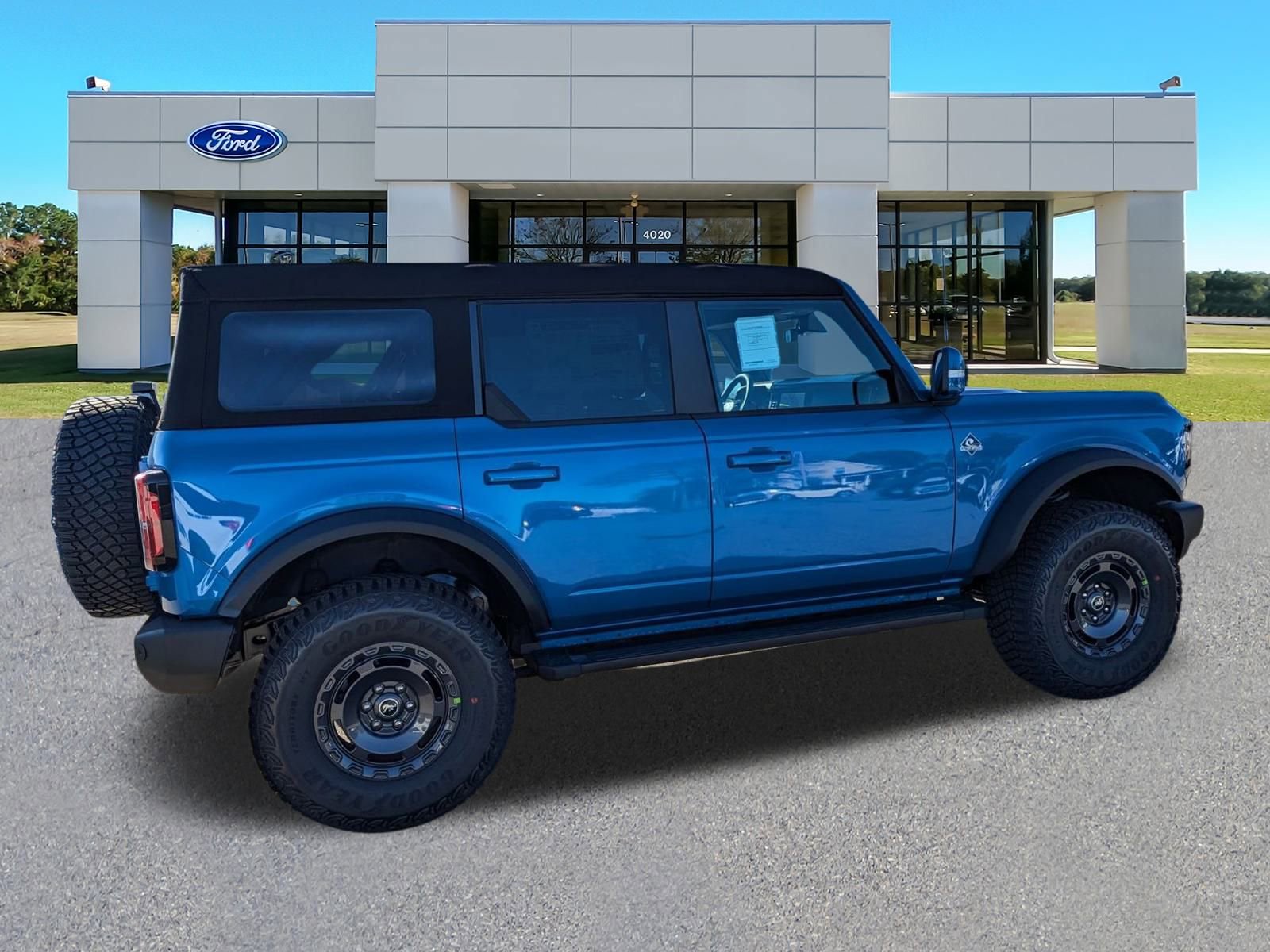 2024 Ford Bronco Outer Banks photo 3