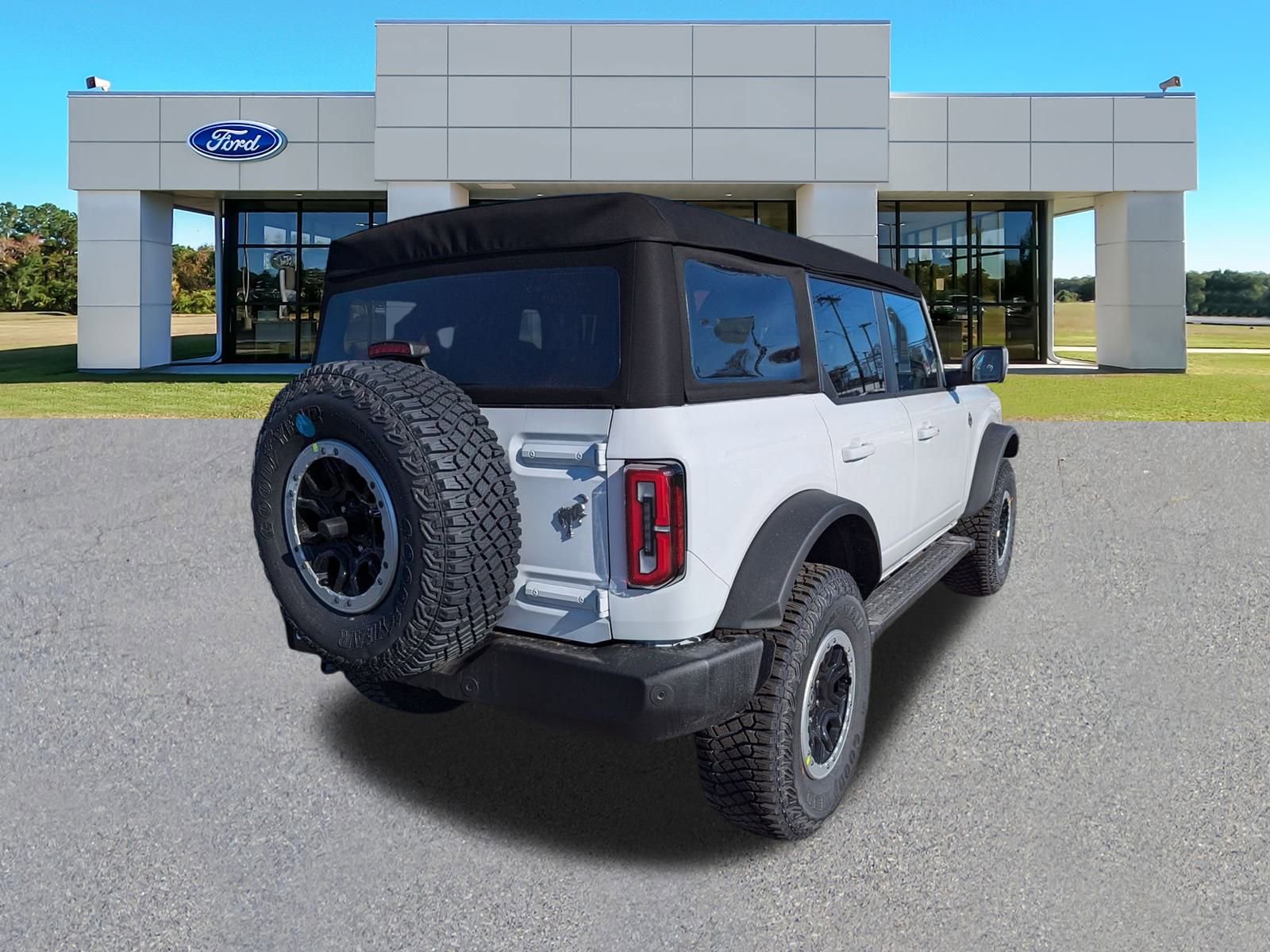 2024 Ford Bronco Outer Banks photo 3