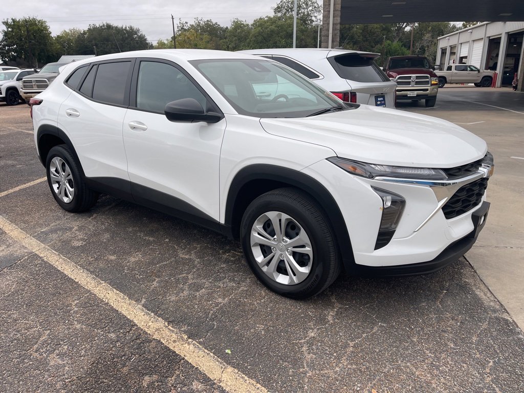 2025 Chevrolet Trax LS photo 3