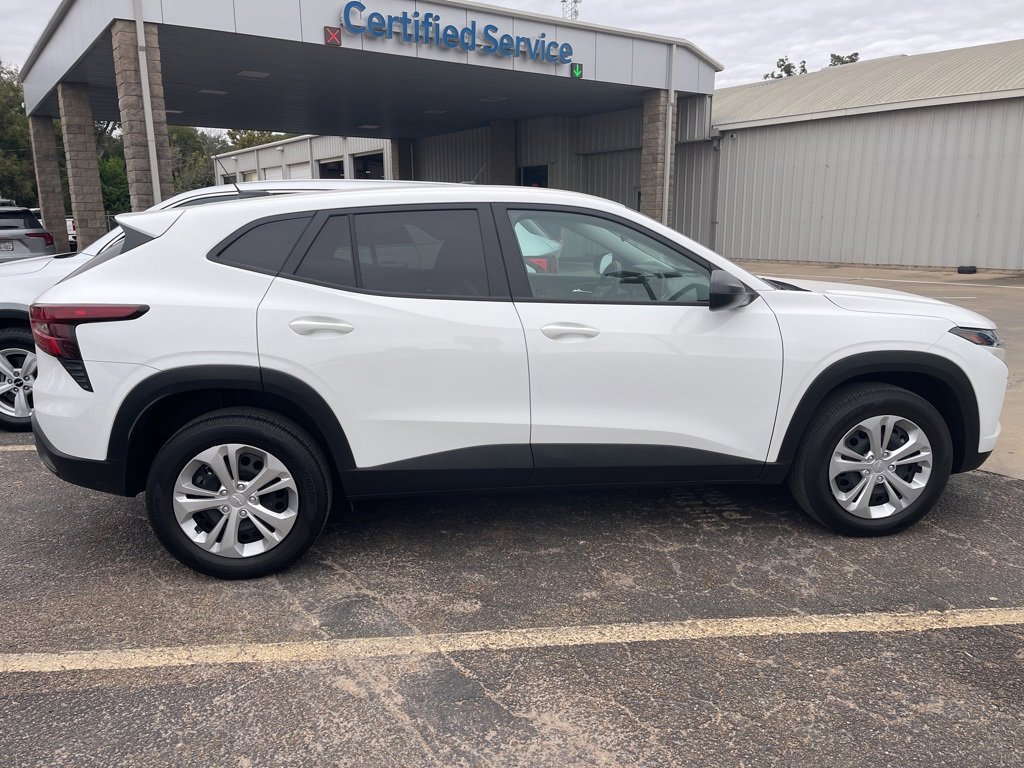 2025 Chevrolet Trax LS photo 4