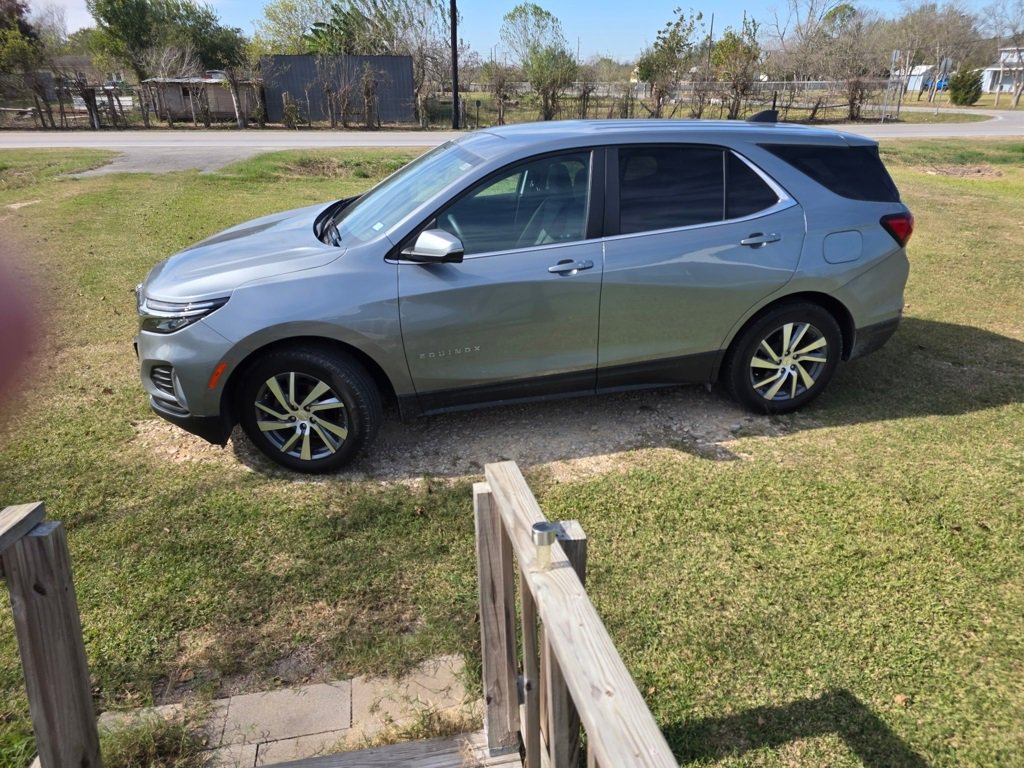 2024 Chevrolet Equinox LT photo 2