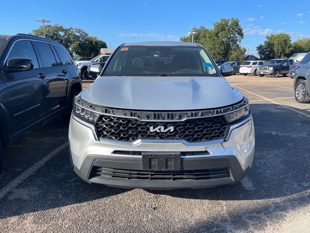 2022 Kia Sorento LX photo 2