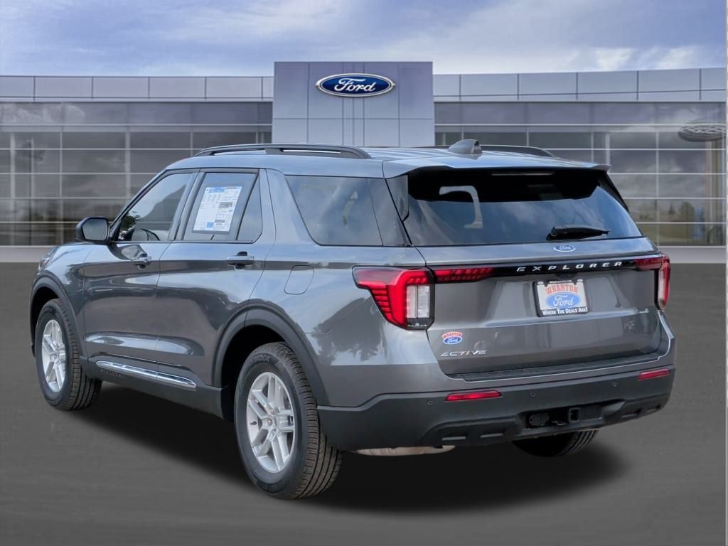 2025 Ford Explorer photo 2