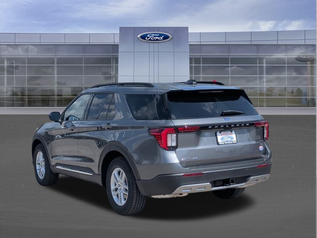 2025 Ford Explorer photo 2