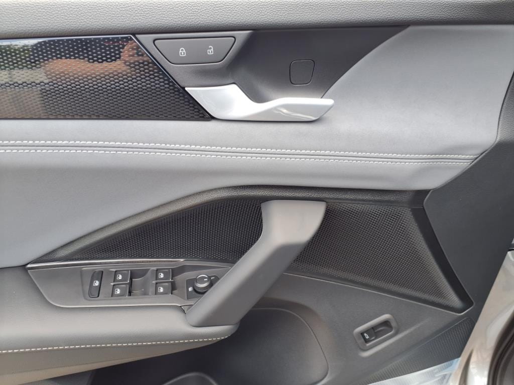 2025 Volkswagen Tiguan SE - Photo 7