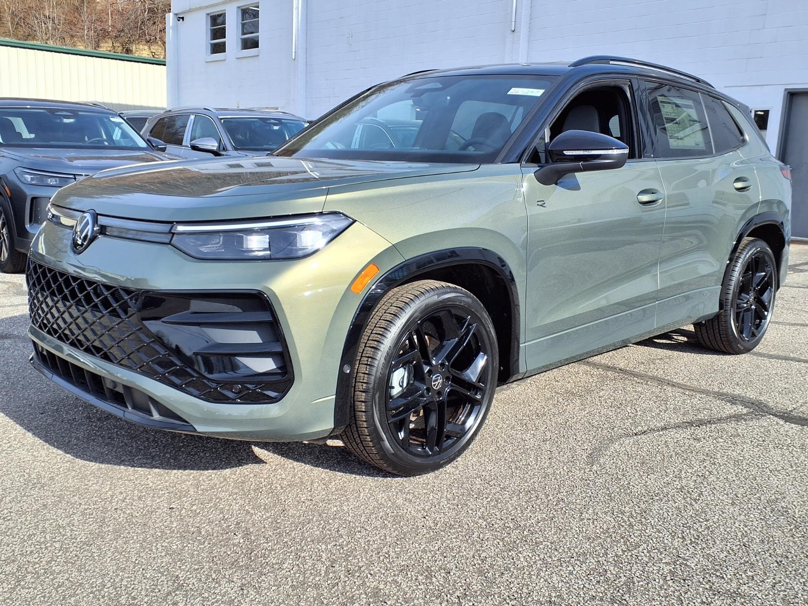 2026 Volkswagen Tiguan 2.0T SE R-Line Black's photo