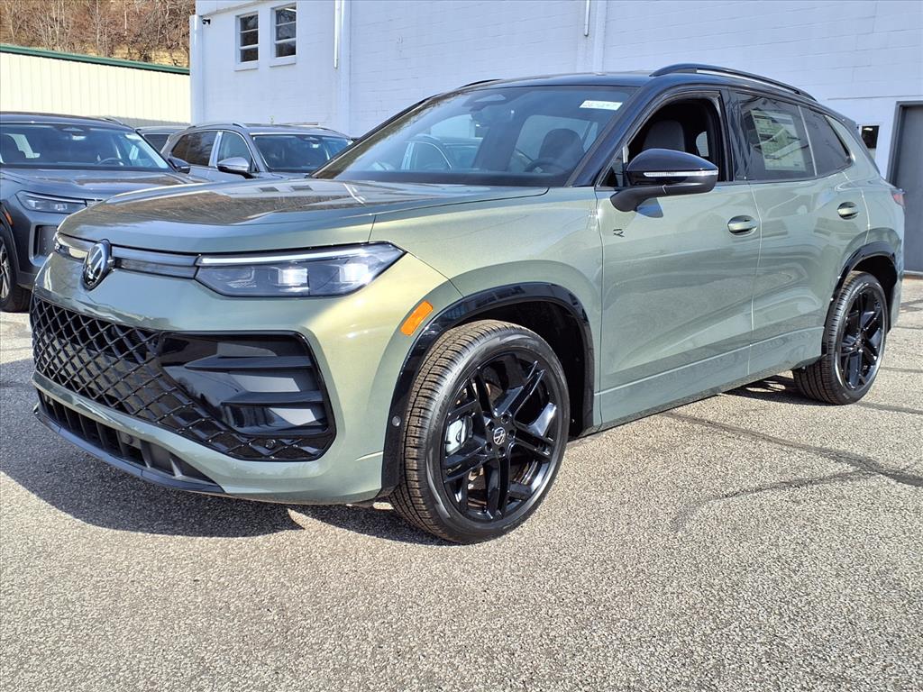 2026 Volkswagen Tiguan SE R-Line Black's photo