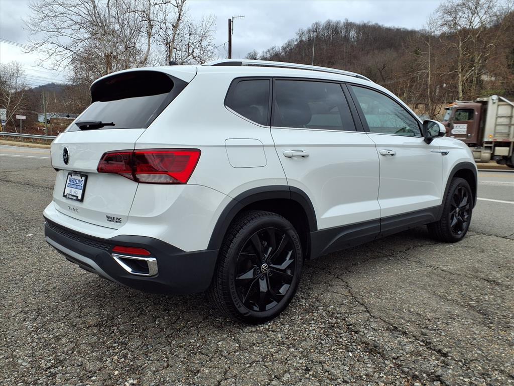 2024 Volkswagen Taos SE photo 3