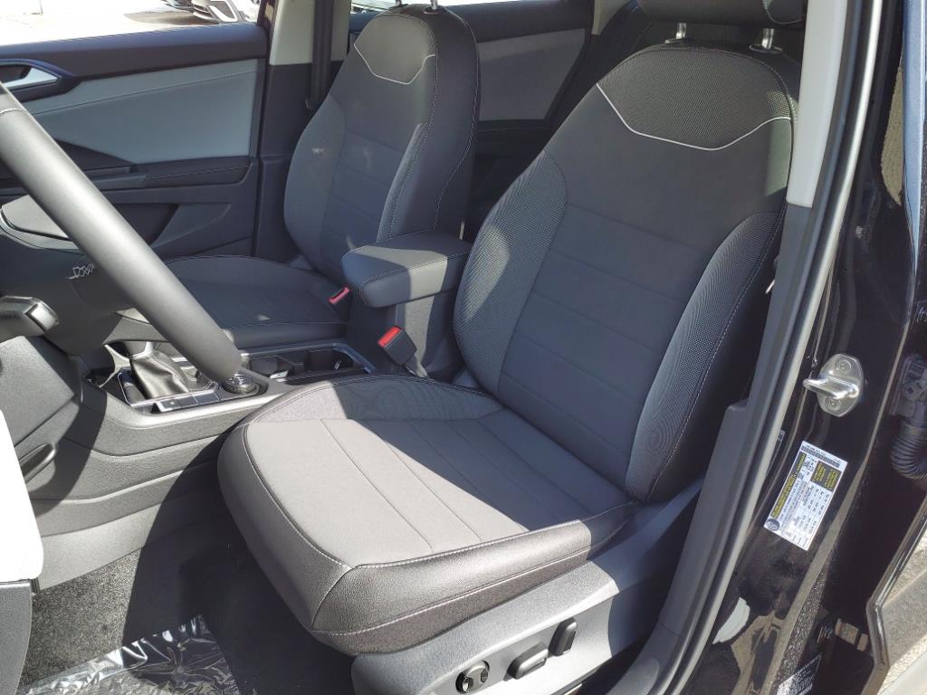 2024 Volkswagen Taos SE photo 3