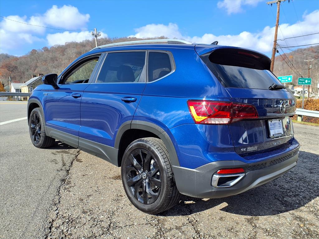 2022 Volkswagen Taos SE photo 2