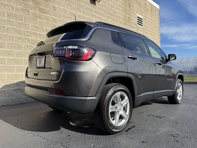 2023 Jeep Compass Latitude photo 3