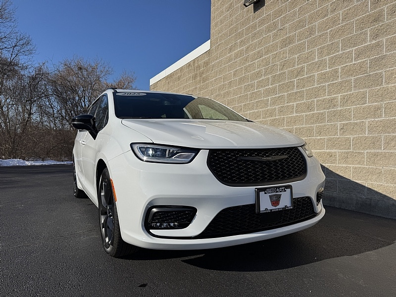 2025 Chrysler Pacifica Limited's photo