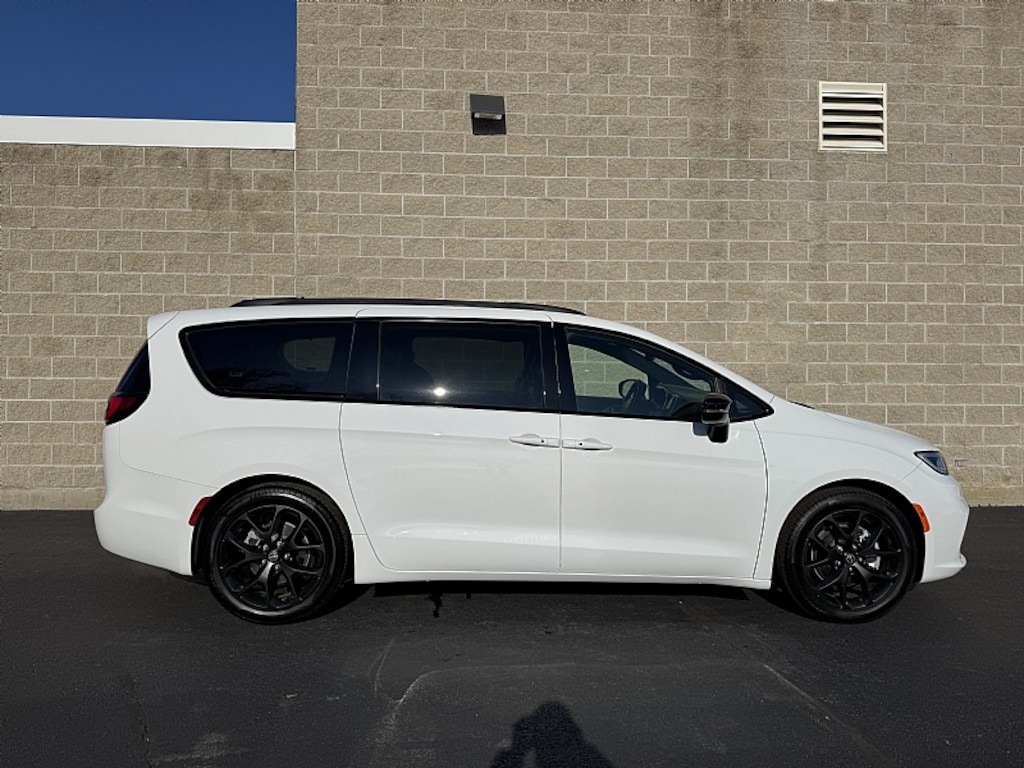 Used 2025 Chrysler Pacifica Limited Van Passenger Van