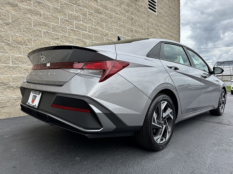 2025 Hyundai Elantra SEL Sport photo 3