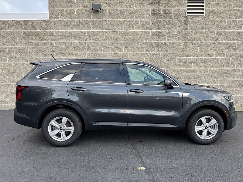 2022 Kia Sorento LX photo 2