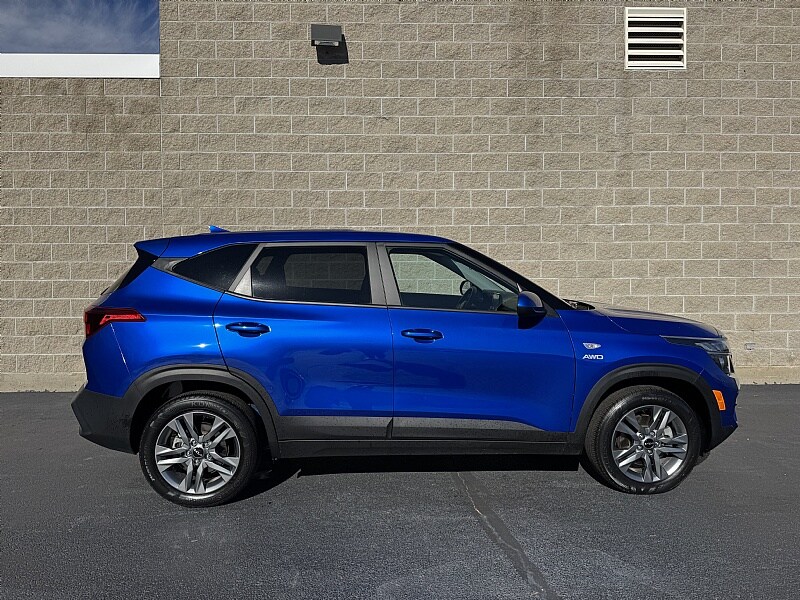 2023 Kia Seltos LX photo 2