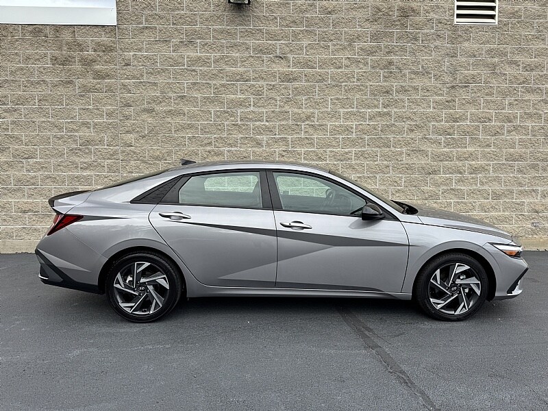 2025 Hyundai Elantra SEL Sport photo 2