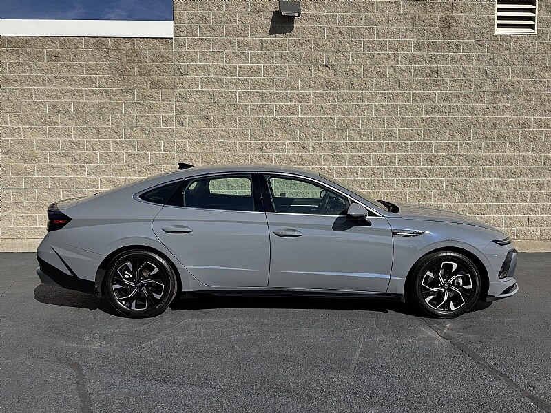 2025 Hyundai Sonata SEL photo 2