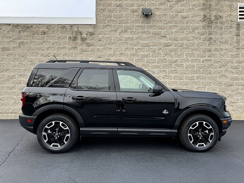2023 Ford Bronco Sport Outer Banks photo 2