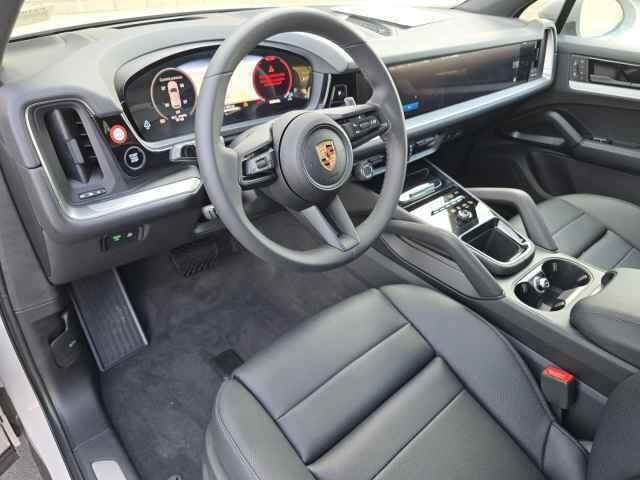 2025 Porsche Cayenne Base photo 4