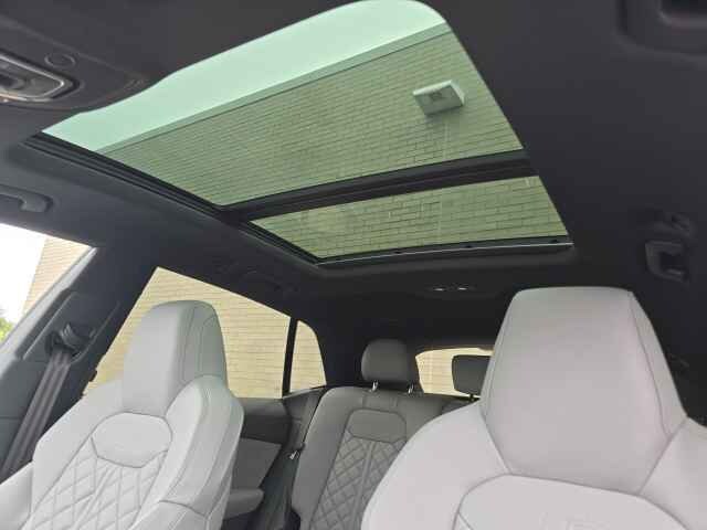 2025 Audi SQ8 Premium Plus photo 3